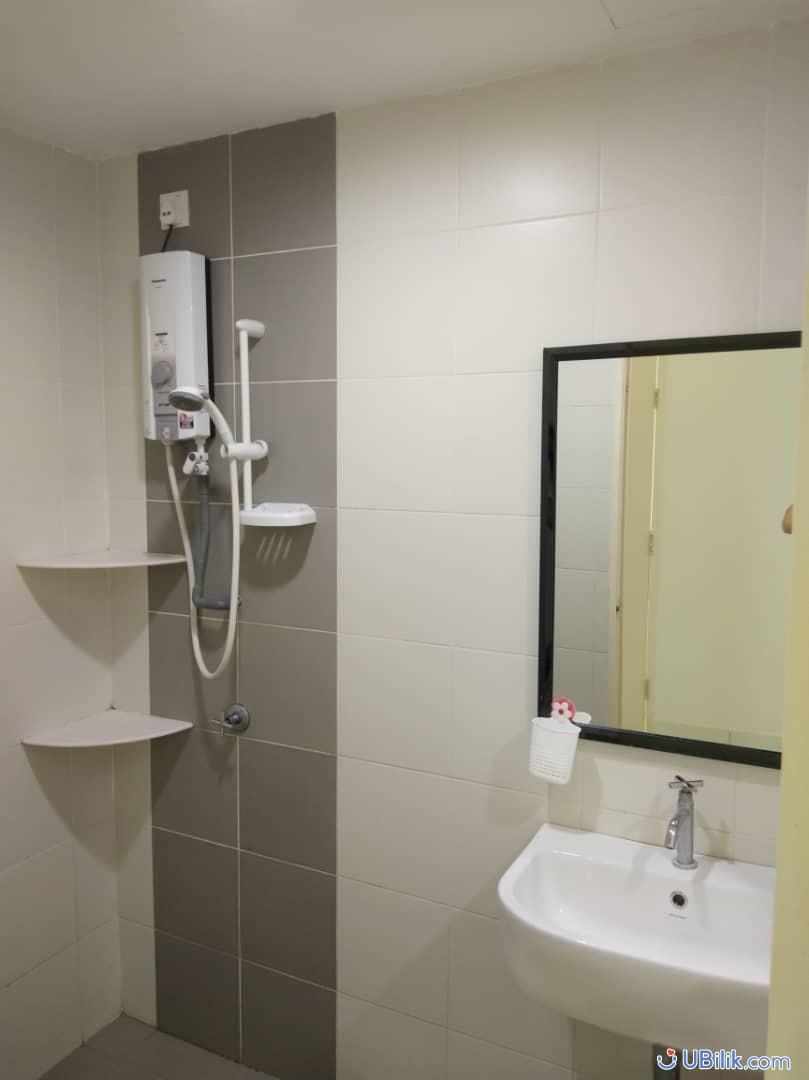 Middle Room at Bayan Baru Penang UBilik room hostel rental_04