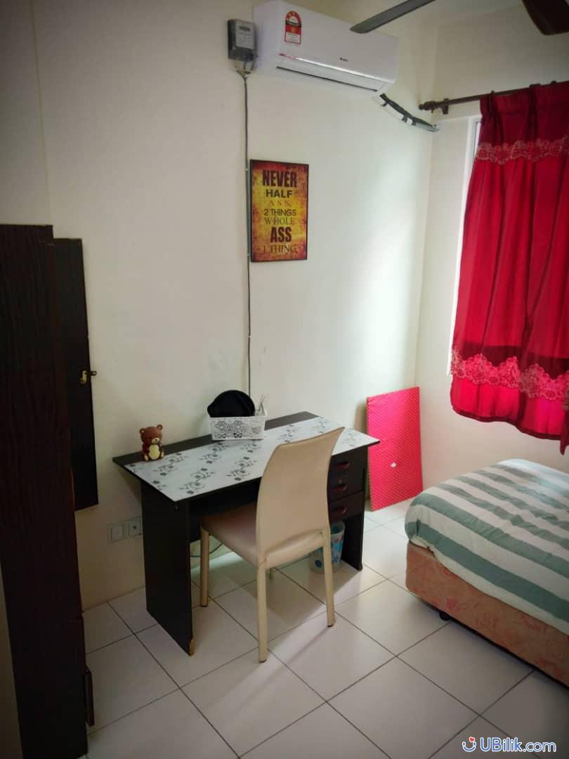 Middle Room at Jelutong Penang UBilik room hostel rental_01