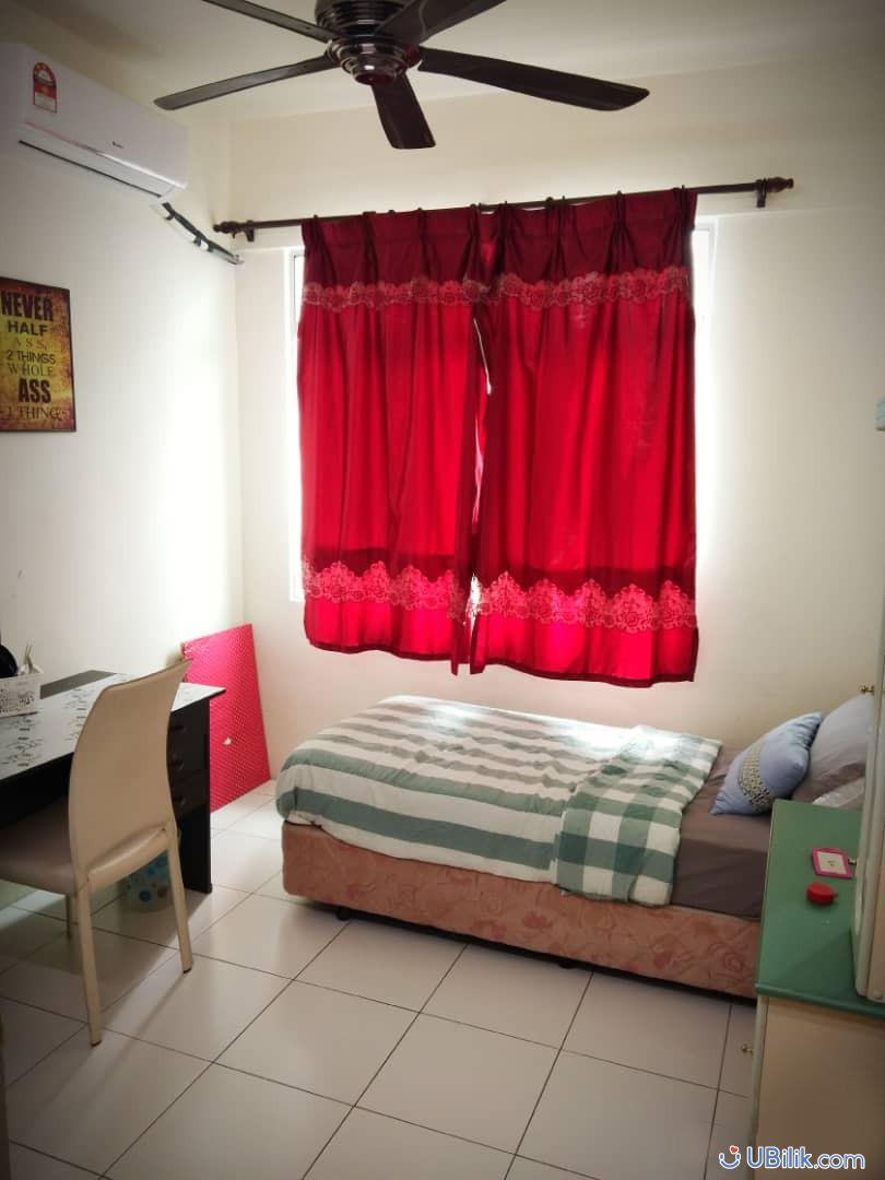 Middle Room at Jelutong Penang UBilik room hostel rental_02