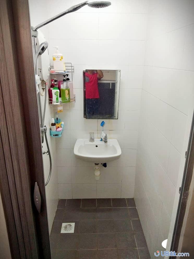 Middle Room at Jelutong Penang UBilik room hostel rental_04