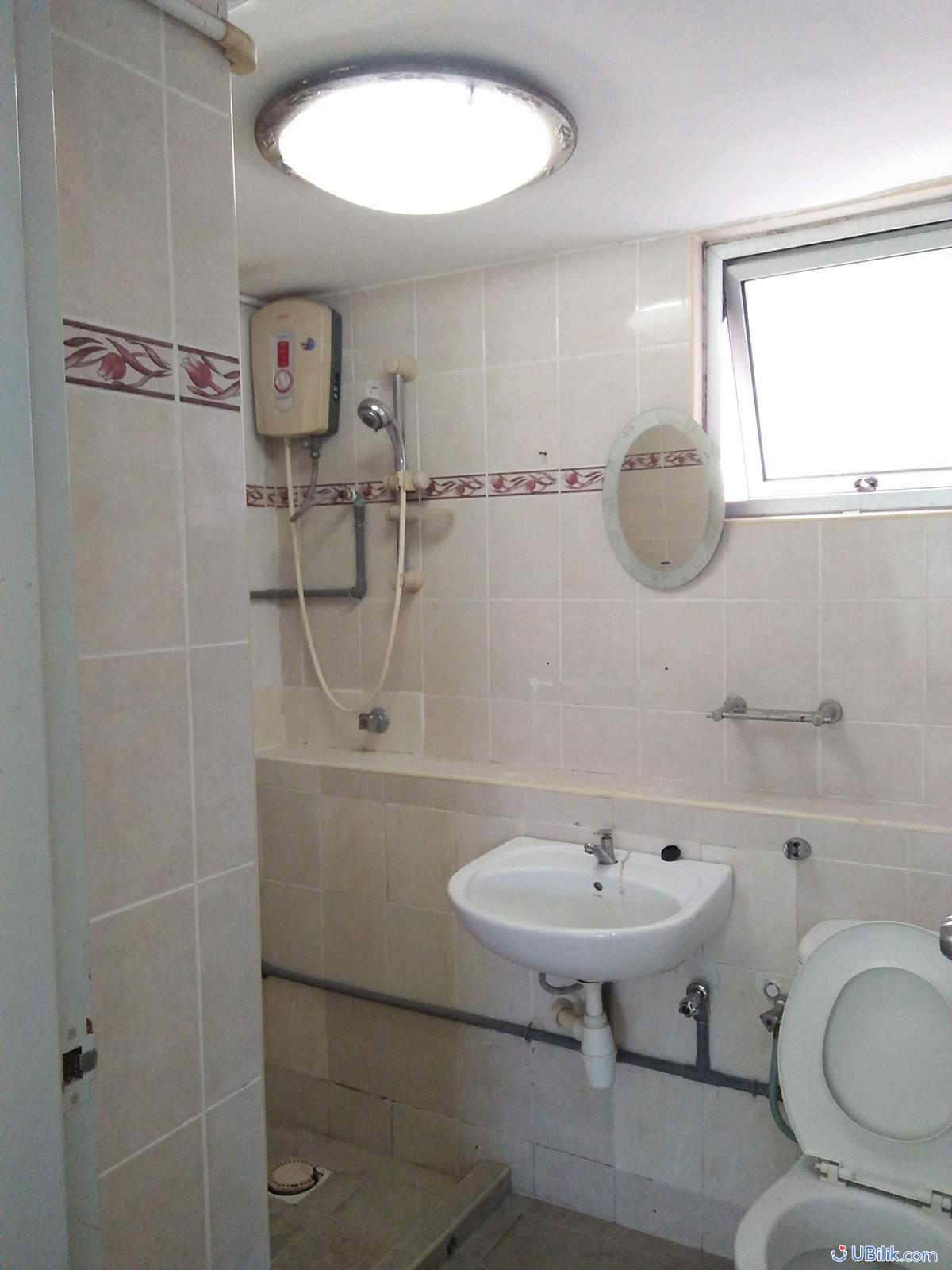 Middle Room at Kelana Jaya Petaling Jaya UBilik room hostel rental_03