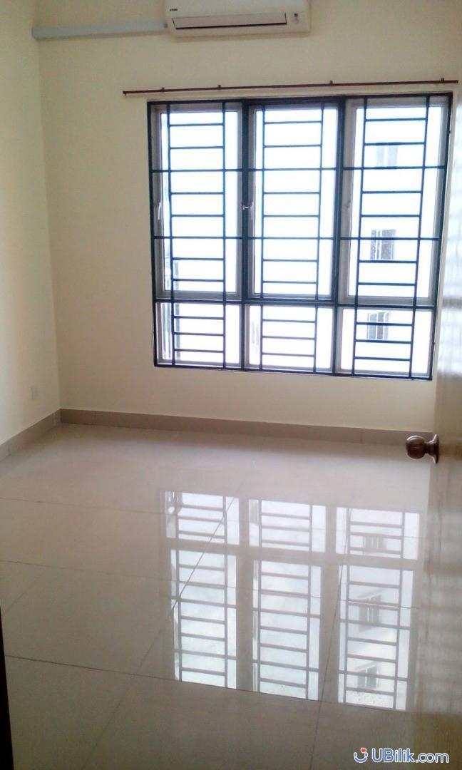 Middle Room at Old Klang Road Kuala Lumpur Oug Parkiane Condominium UBilik room hostel rental_01