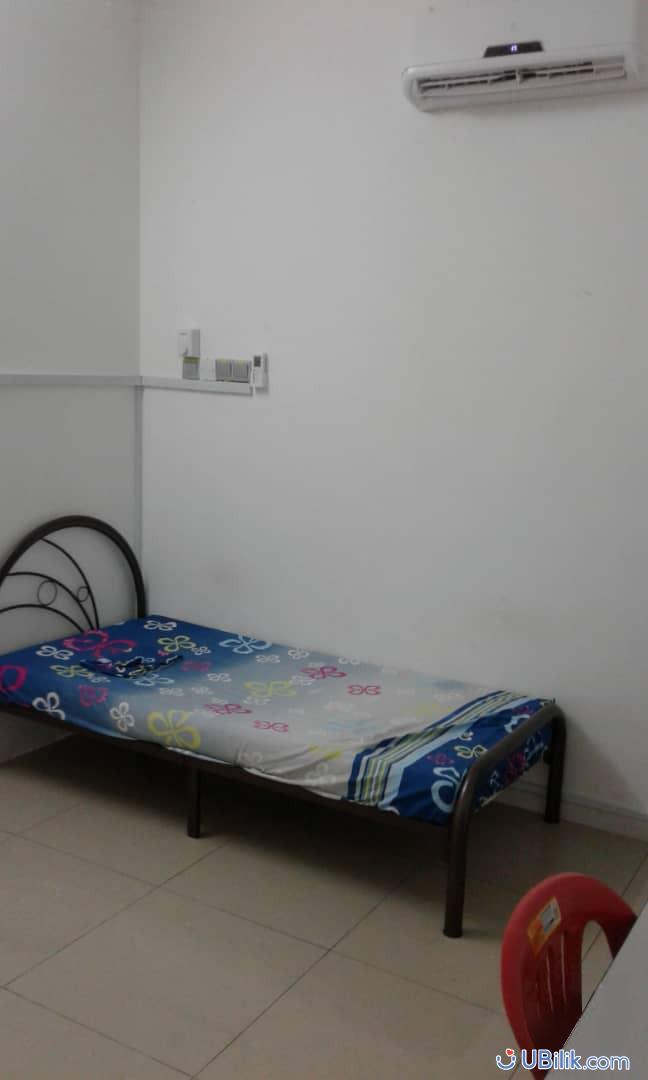 Middle Room at TTDI Kuala Lumpur NEARBY ONE UTAMA IKEA THE CURVE DAMANSARA UBilik Room Hostel Rental