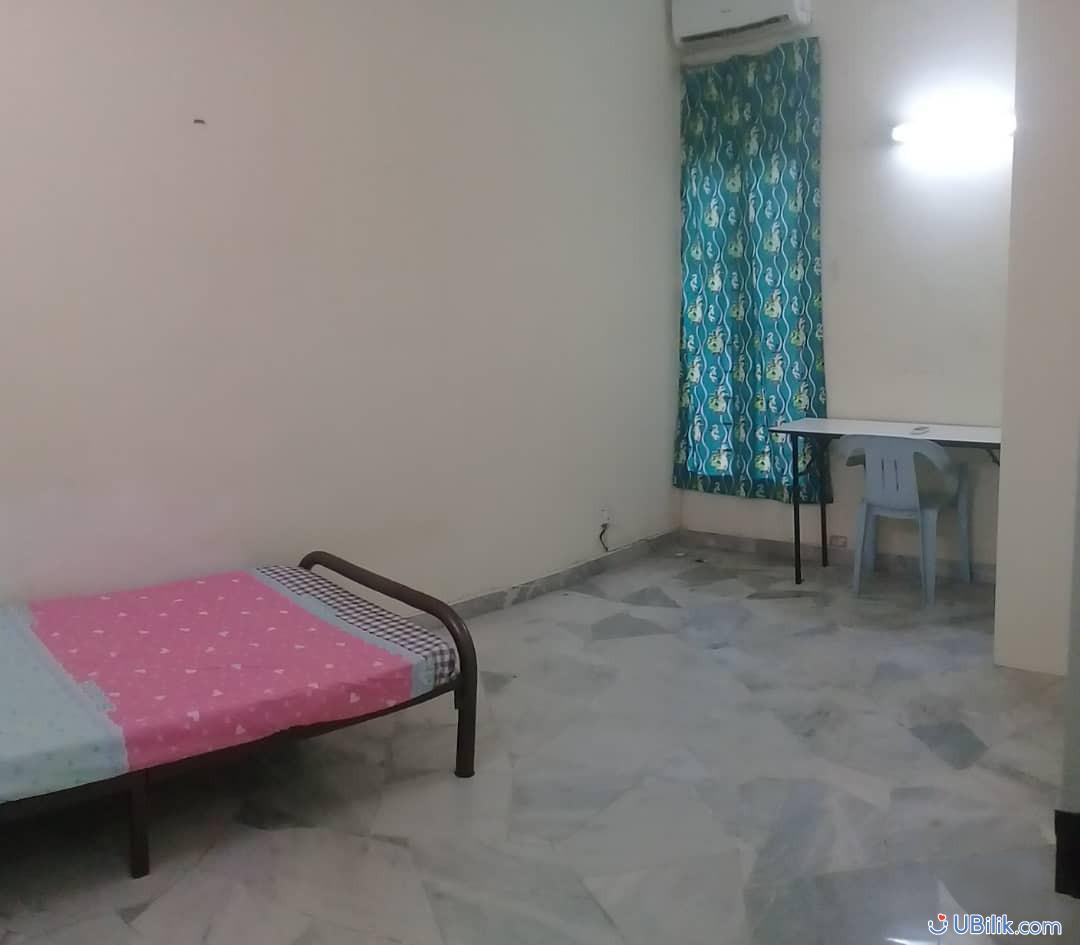Middle Room at Taman Seri Jaromas Jenjarom WITH WI-FI UBilik Room Hostel Rental