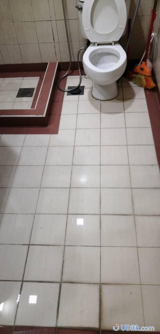 CR toilet