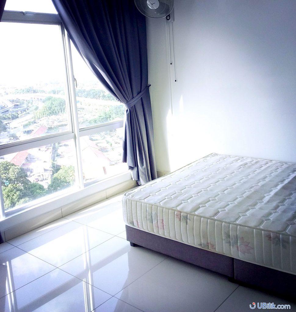 Medium-room-at-Sky-Habitat-for-rent-Walking-Distance-to-CIQ-Johor-Bahru-Ubilik-room-hostel-rental